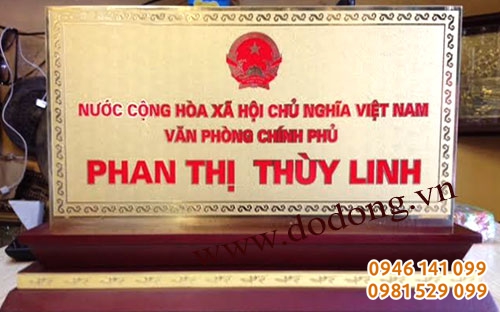Biển chức danh VPCP đồng 2ly ăn mòn 2 mặt hình Quốc huy, tên,chức vụ