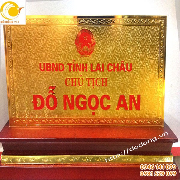biển chức danh mạ vàng tại đồ đồng việt