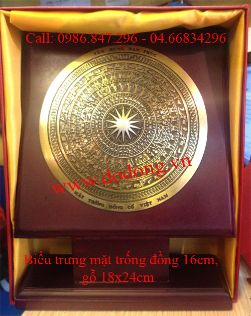 Biểu trưng gỗ mặt trống đồng lưu niệm