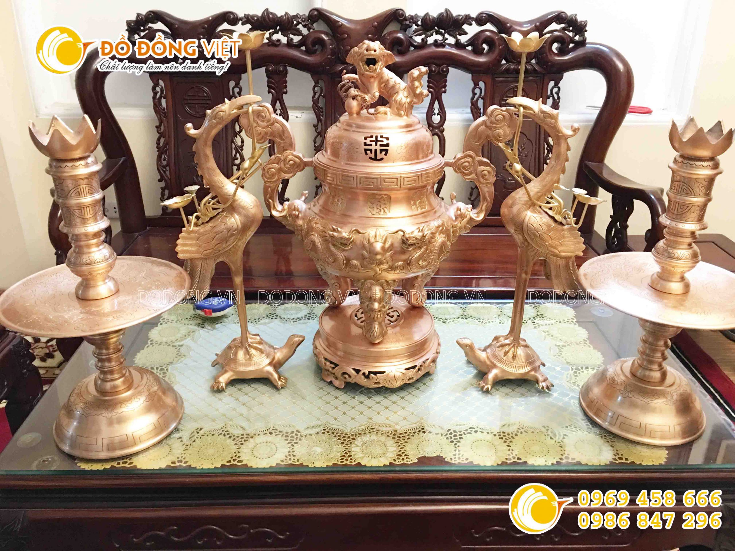Bộ đồ thờ đại bái, đỉnh đồng đỏ đúc nổi song long chầu nguyệt cao 70 cm