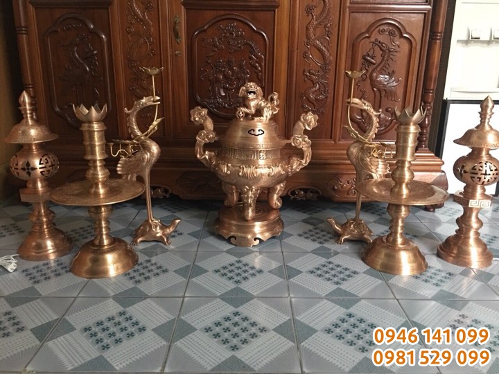 Đỉnh ngũ sự và đôi đèn đúc đồng đỏ nguyên khối