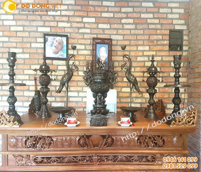 Cách bày đồ thờ cúng bằng đồng trên bàn thờ gia đình đẹp và trang trọng
