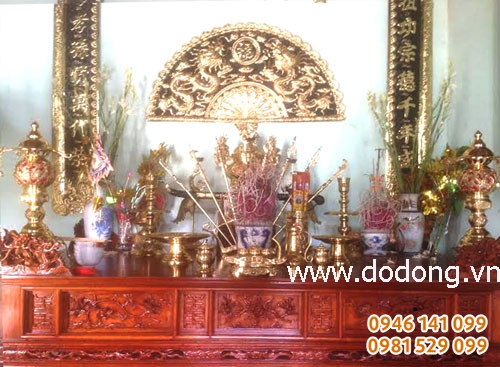 Bộ bàn thờ gia tiên: đỉnh ngũ sự cao 50cm, đôi đèn 45cm, ngai chén, mâm bồng