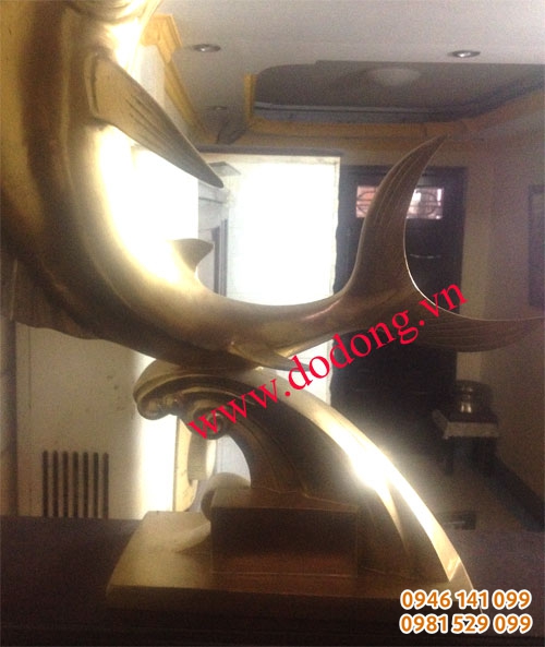 Đế tượng cá đúc hình vuông hình sóng nước đỡ đuôi cái