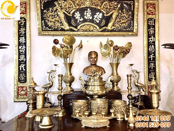 Mẫu bàn thờ gia tiên trang trí đỉnh đồng hoa sòi cổ đẹp và ý nghĩa
