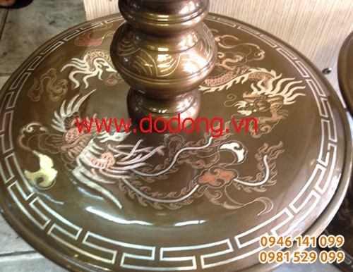 Rồng phượng trầu khảm khéo léo xung quanh chân nến