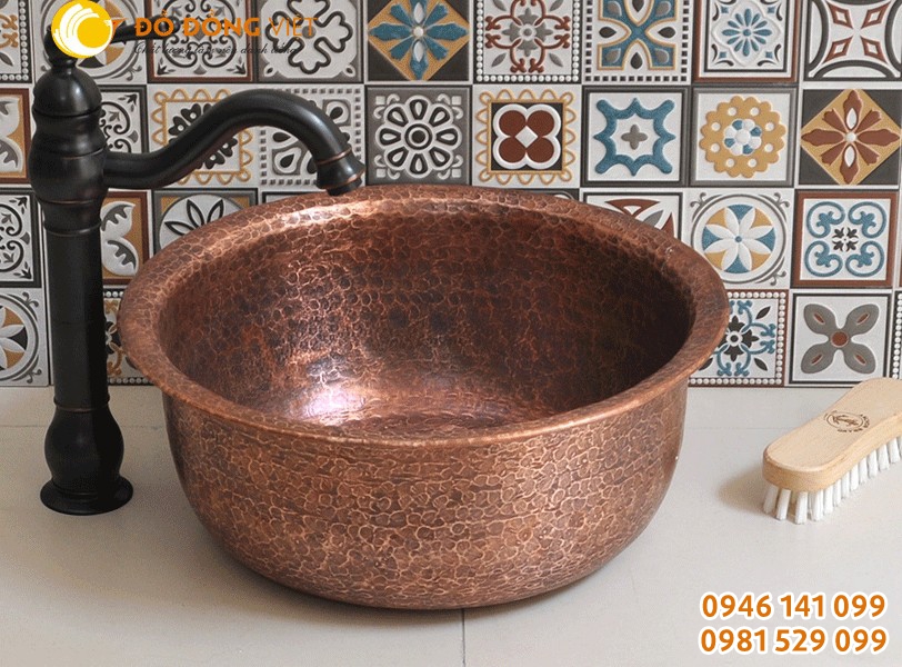 Chậu đồng chế tác thủ công truyền thống do các nghệ nhân chế tác