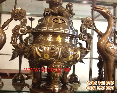 Họa tiết trên đỉnh đồng được khảm vàng, bạc tinh tế, chữ vàng, đồng tiền vàng