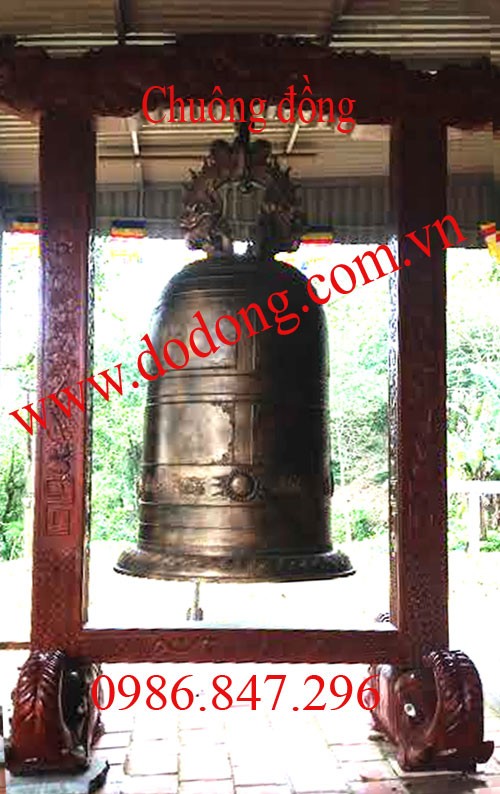 Chuông đồng treo giá gỗ đục hoa văn