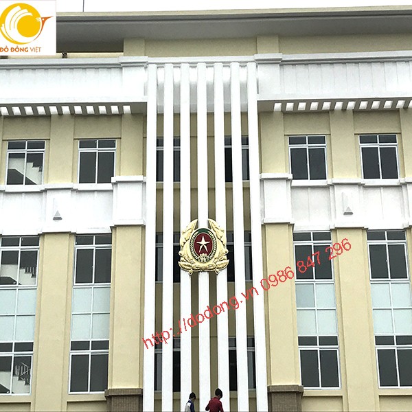 treo huy hiệu công an hoàn thiện lên tòa nhà công an cửa khẩu