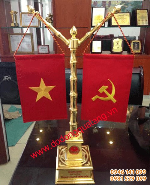 Mẫu cột cờ để bàn khắc tinh xảo mạ vàng 60cm Mẫu cột cờ để bàn khắc tinh xảo mạ vàng 60cm