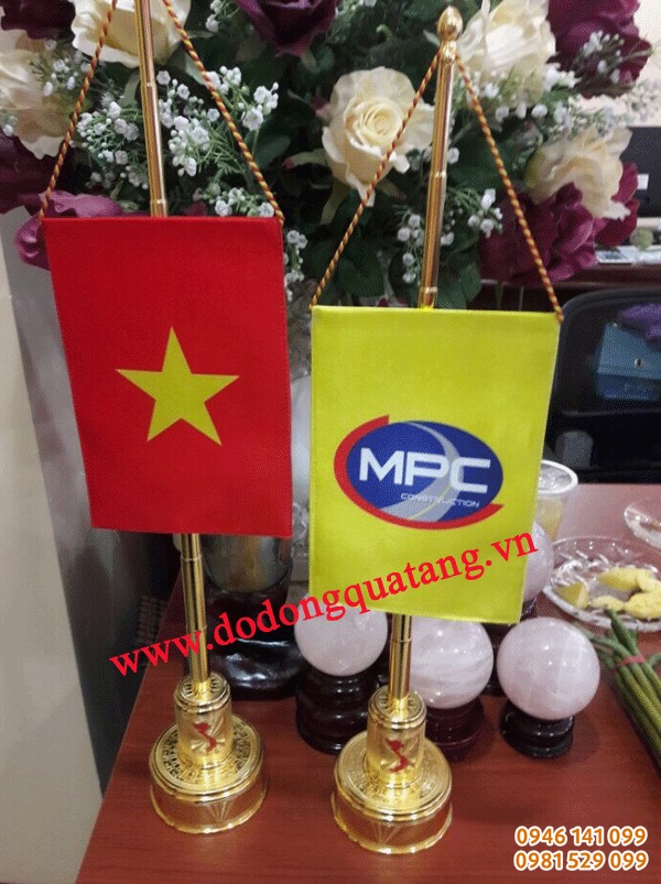 Cột cờ đồng khắc Quốc huy, chữ s mặt trống đồng tinh xảo mạ vàng Cột cờ đồng khắc Quốc huy, chữ s mặt trống đồng tinh xảo mạ vàng
