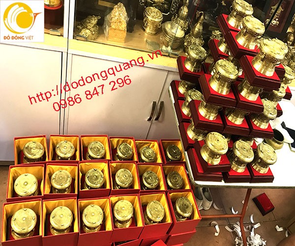 Địa chỉ chuyên đúc trống đồng thu nhỏ lâu năm tại Hải Phòng số 638 Ngô Gia Tự, Công ty Đồ đồng việt sản xuất những phiên bản trống đồng mô hình thu nhỏ đúc nguyên khối dk từ 7,8,9,10,12,15,20,25,30,45,60cm dùng để trang trí, quà tặng sự kiện phục vụ những hội nghị, quà mang đi công tác nước ngoài của nhiều cơ quan, đơn vị, doanh nghiệp trên địa bàn Hải Phòng và các nước đặt hàng với số lượng lớn. Xưởng đúc trống đồng đã hoạt động 15 năm chuyên cung cấp cho những cửa hàng đồ lưu niệm, shop quà tặng, công ty quà tặng sự kiện lớn nhỏ toàn cả nước. Với số lượng bất kỳ từ 1 sản phẩm đến hàng trăm, nghìn sản phẩm chúng tôi bán với giá gốc tại xưởng.