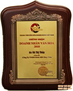 Chứng nhận doanh nhân đất Việt bằng đồng mạ vàng đồ đồng