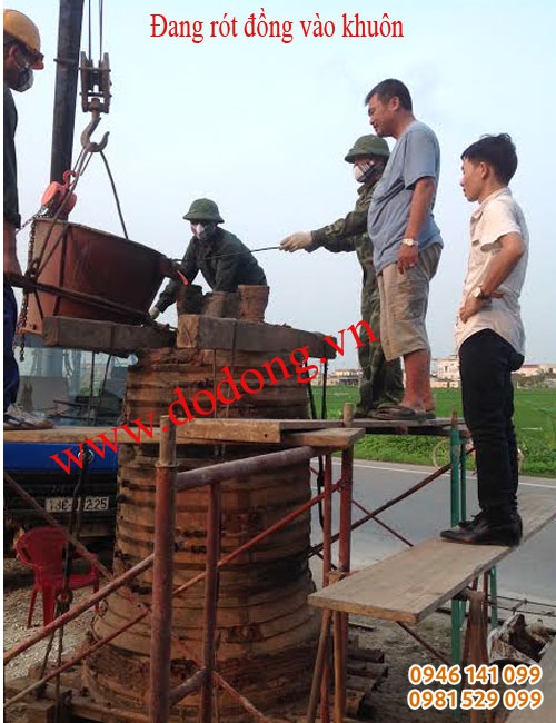 Qúa trình đúc chuông - rót đồng vào khuôn