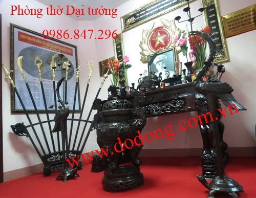 Đỉnh đồng, hoành phi câu đối, hạc đồng bày tại phòng thờ Đại tướng