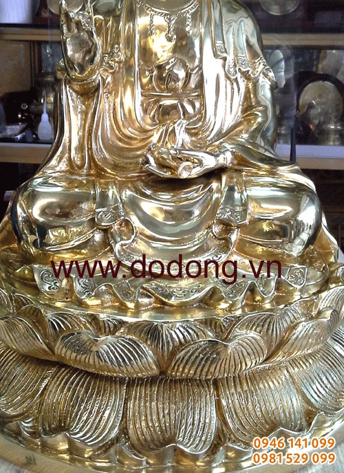 Đế tượng đài sen được đúc ch tiết sắc sảo xung quanh tượng được đánh bóng sáng