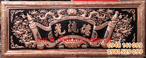 Đại tự kích thước cao 81cm, dài 176cm, chạm hình cuốn thư ở giữa, khung đồng, mặt sau đỡ inox