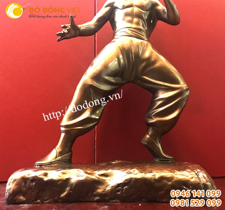 đế tượng đúc theo mẫu đứng trên bệ đá, tượng dùng trang trí nội thất phòng khách, trưng bày
