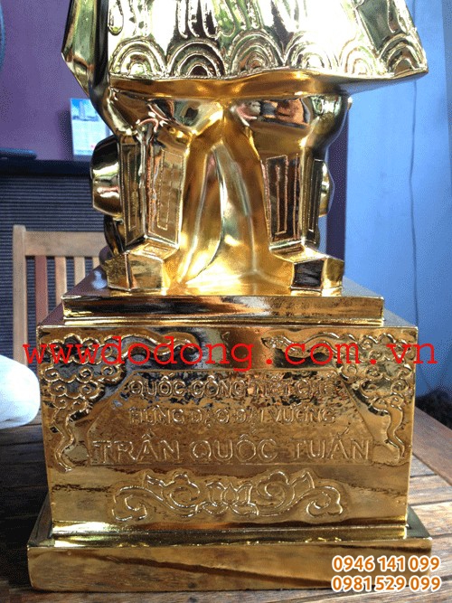Đế tượng chạm nổi dòng chữ: Quốc công tiết chế hưng đạo đại vương Trần quốc tuấn"