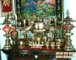 Cách bày đồ thờ trên bàn gia tiên của các gia đình