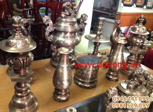 Sản phẩm đỉnh đồng khảm vàng gồm: đỉnh, hạc.nến,lọ hoa, ống nhang, mâm quả, đôi đèn, bát hương, ngai chén