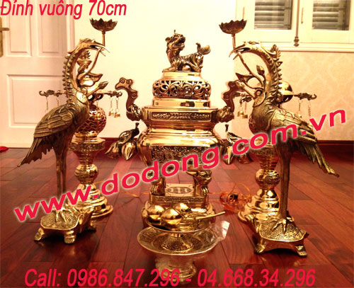 Đỉnh đồng trái đào tam sự gồm: 1 đỉnh, 2 hạc