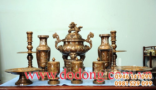 Cách đặt bộ đỉnh thờ tam khí ngũ sắc trên bàn thờ