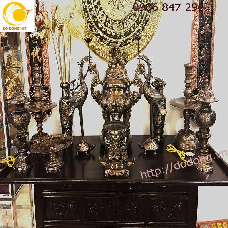 Cách bày bộ đồ thờ ngũ sắc trên bàn thờ gia tiên, vị trí bày từng món đồ phù hợp và đúng cách