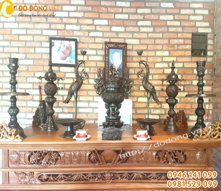 Đỉnh bày sau bát hương, chân nến ngoài cùng, đèn điện phía trong, ngai 3 chén trước bát nhang...