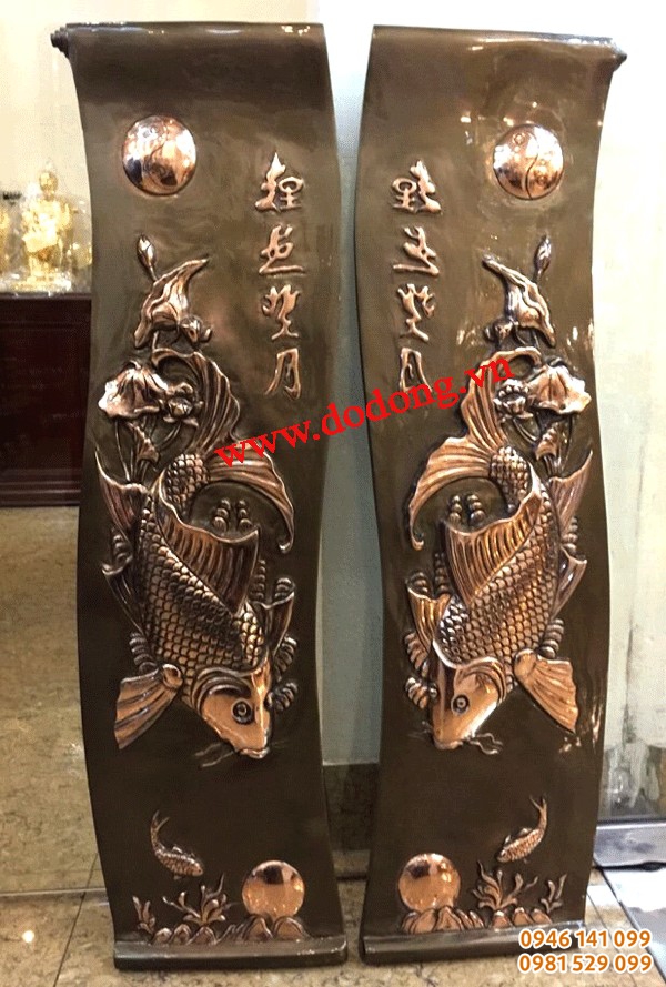 Tranh đồng cá chép chơi trăng treo phòng khách