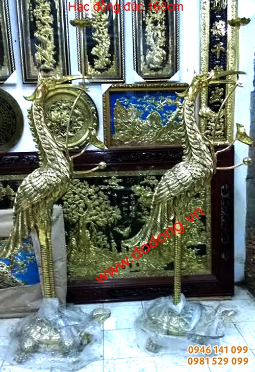 đôi hạc bày đền thờ