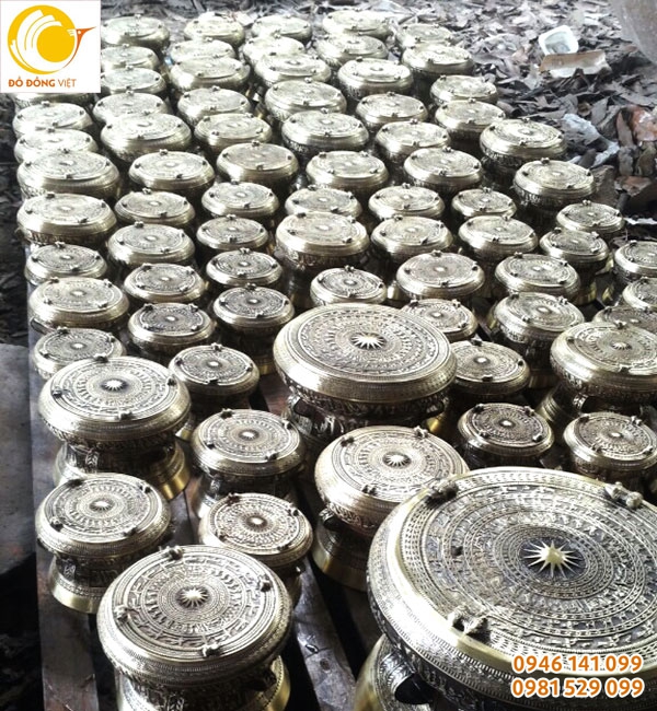 Sản phẩm trống đồng hoàn thiện và được làm màu bền đẹp, cổ kính tôn các hoa văn họa tiết