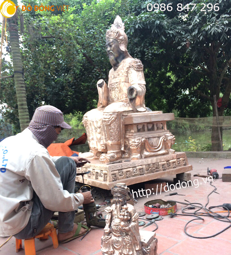 Qúa trình sửa nguội bức tượng quan trần triều cao 180cm nặng 700kg