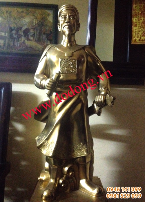 Tượng Đức Trần Hưng Đạo được đúc từ đồng nguyên khối, hình tượng anh hùng áo vải