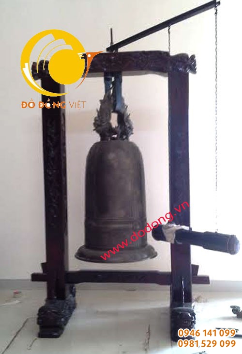 Chuông đồng có giá treo tại đền thờ nghĩa trang