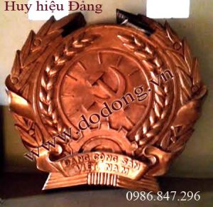 Huy hiệu Đảng cộng sản bằng đồng đỏ nguyên khối Huy hiệu đồng