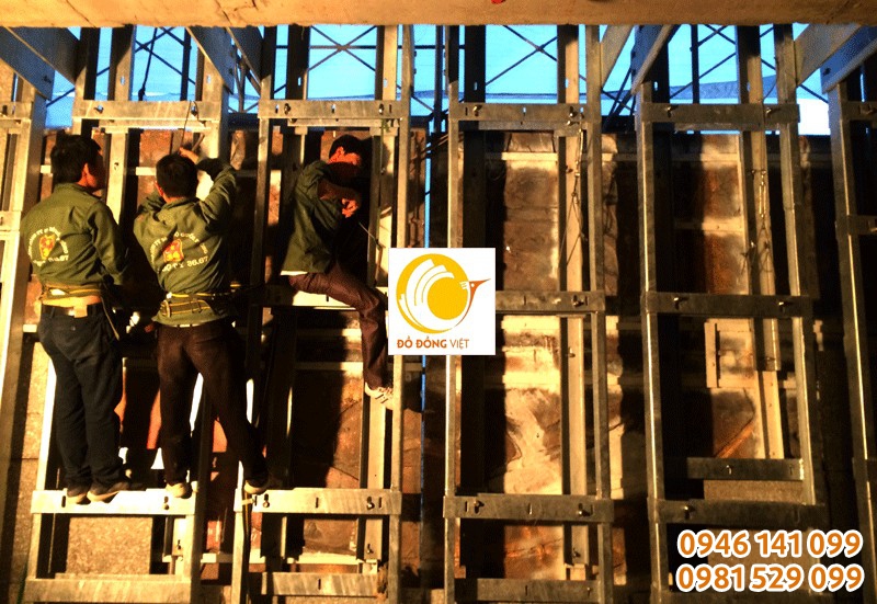 Qúa trình gia cố hệ thống khung xương liên kết logo đồng đỏ nặng 3000 kg