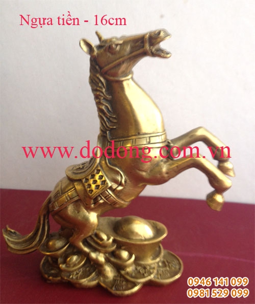 Ngựa đứng trên thỏi vàng cao 15cm, chất liệu đồng