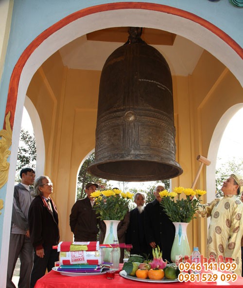 duc chuông đồng bày nhà thờ công giáo, nhà thờ họ, từ đường