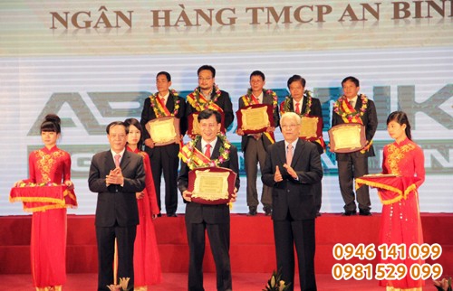 Chứng nhận doanh nhân đất Việt bằng đồng mạ vàng đồ đồng