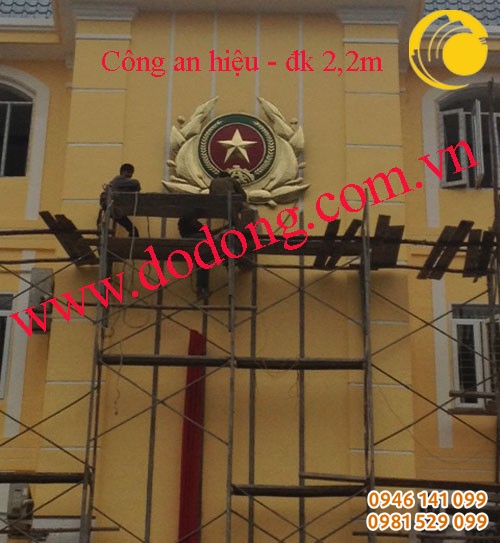 Huy hiệu công an troe trụ sở làm việc treo lóc tòa nhà