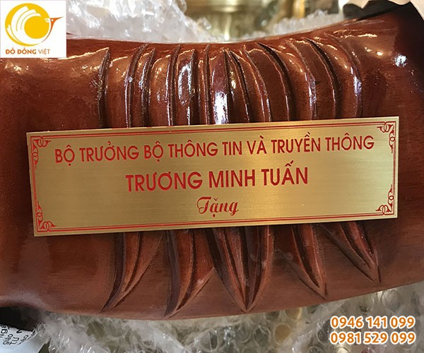quà tặng mặt trống đúc có giá gỗ đẹp nhất
