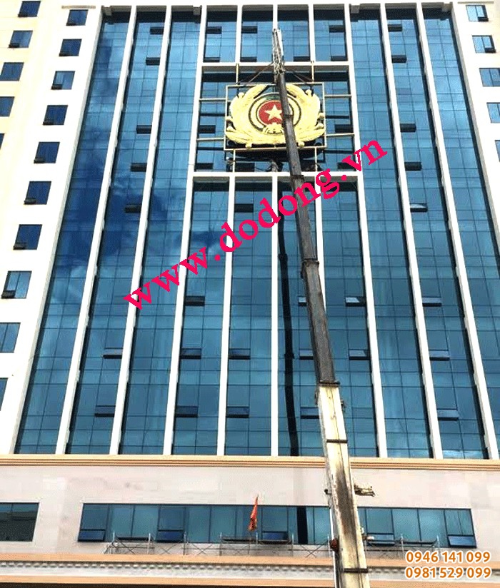 quá trình lắp đặt logo công an nhân dân 7m