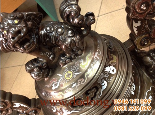 Lắp đỉnh đồng khảm vàng trên mắt nghê, hình đồng xu dưới lắp đỉnh