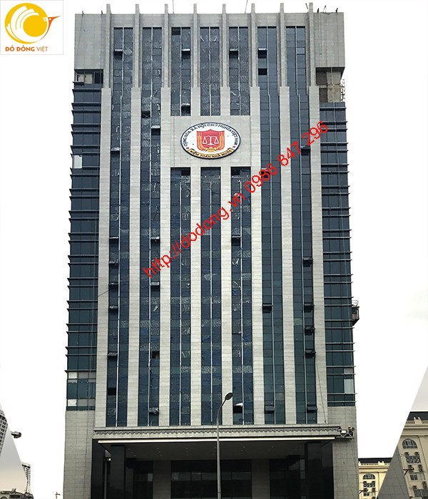 hoàn thiện logo đồng treo trên tòa nhà đẹp và chắc chắn