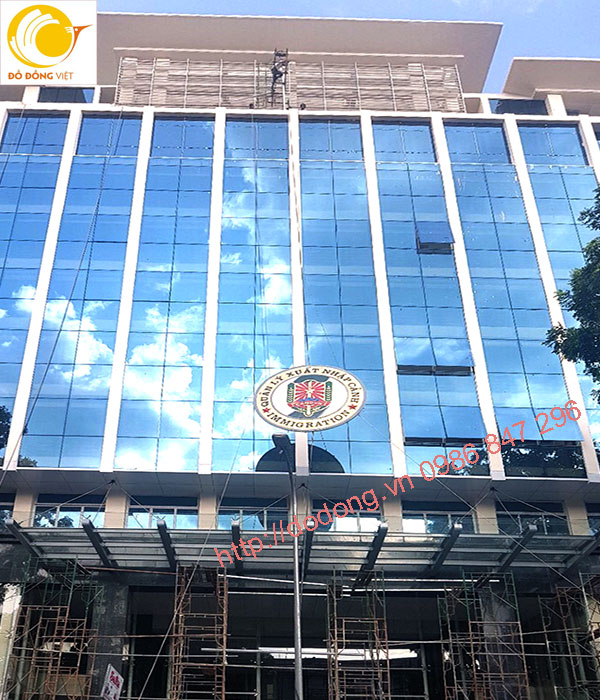 hoàn thiện logo quản lý xuất nhập cảnh bằng đồng vàng dk 3,2m