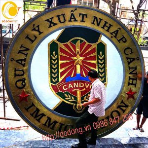 Thi công lắp đặt logo Quản lý xuất nhập cảnh bằng đồng dk 3,2m