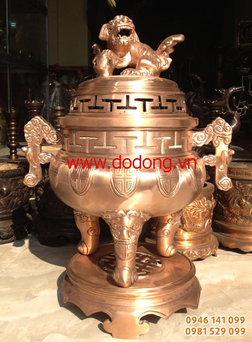 Phôi đỉnh được đúc từ đồng đỏ nguyên chất, quá trình sửa nguội kỹ lưỡng, làm màu bền đẹp, bộ đỉnh phù hợp với những mẫu bàn thờ cổ, hiện đại...