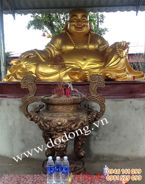 Lư đồng bày ngoài trời, trước tượng phật, đài tưởng niệm